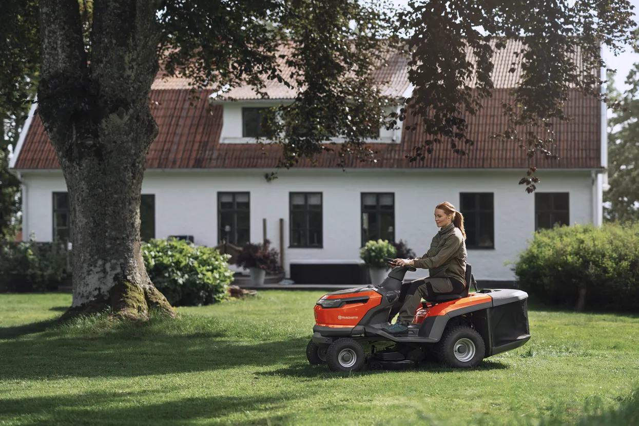 Husqvarna Akku Gartundtraktor Aufsitzmäher TC 100i mit grasFangkorb - Bild 5